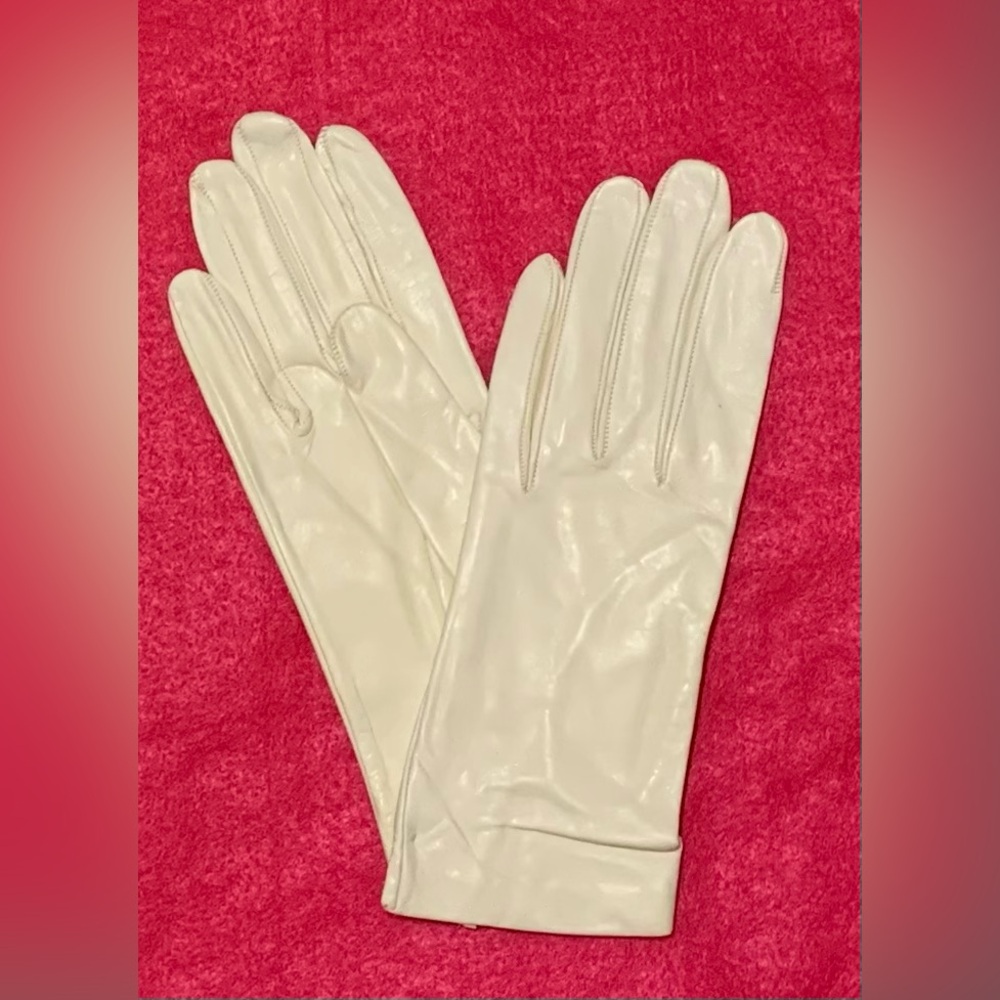 PriorityShip Vintage White Size 6.5 Madova Shiny Leather Gloves Silk Lined Wrist